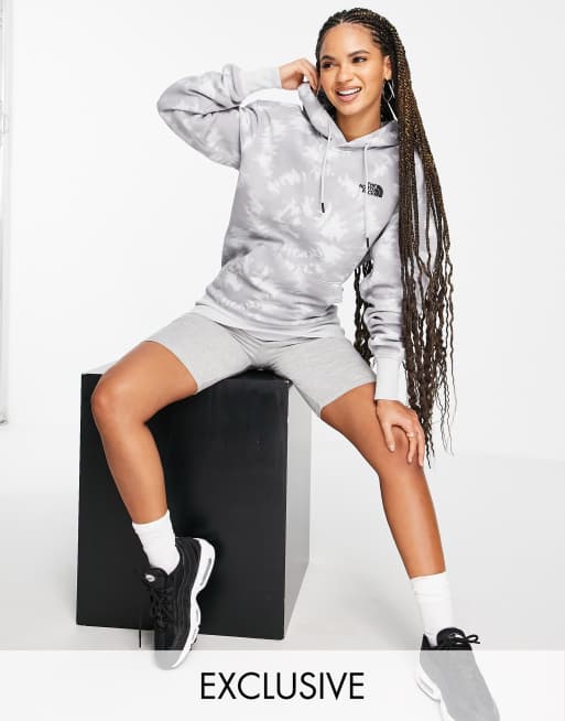 The North Face – Essential – Grå batikmönstrad huvtröja, endast hos ASOS