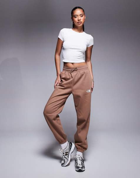 The North Face – Essential – Locker geschnittene Jogginghose in Braun mit Logo und Bündchen - view 1