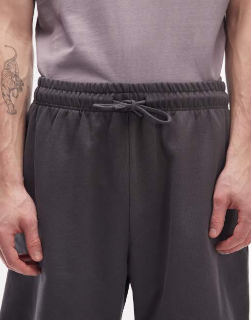The North Face Essential logo light oversized short in dark grey, 4 of 5