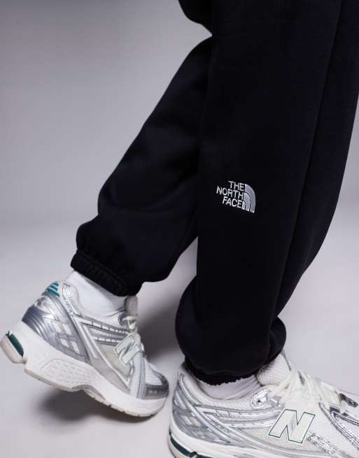 The North Face Essential logo oversized joggers in black, 3 of 5