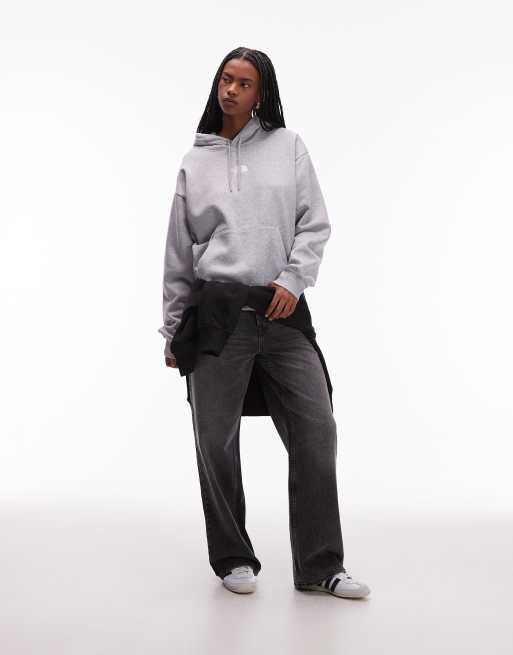 The North Face Essential oversized logo sweatshirt in light grey, 2 of 4