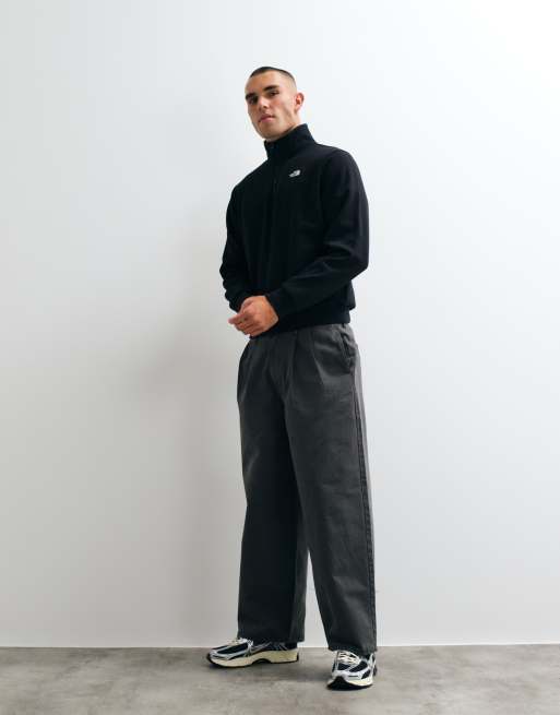 The North Face Essential Simple Dome relaxed 1/4 zip sweatshirt in black, 3 of 5