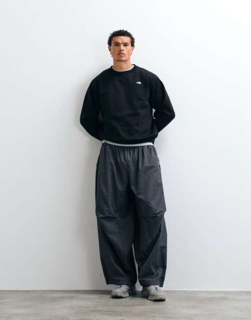 The North Face Essential Simple Dome relaxed sweatshirt in zwart, 2 van 5