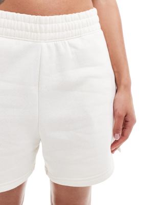 ★★THE NORTH FACE★★ WHITE LABEL WOMEN'S VELURE SHORTSPOWD The North Face Evolution shorts in white | ASOS