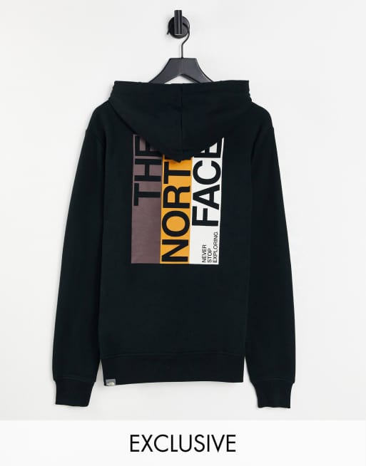 The North Face - Exclusivité ASOS - Sweat à capuche à motif drapeau - Noir/blanc