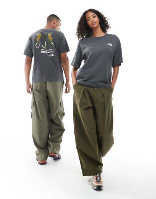 The North Face - Explore Gear - Relaxed Fit Unisex-T-Shirt in verwaschenem Grau mit Rückenprint
