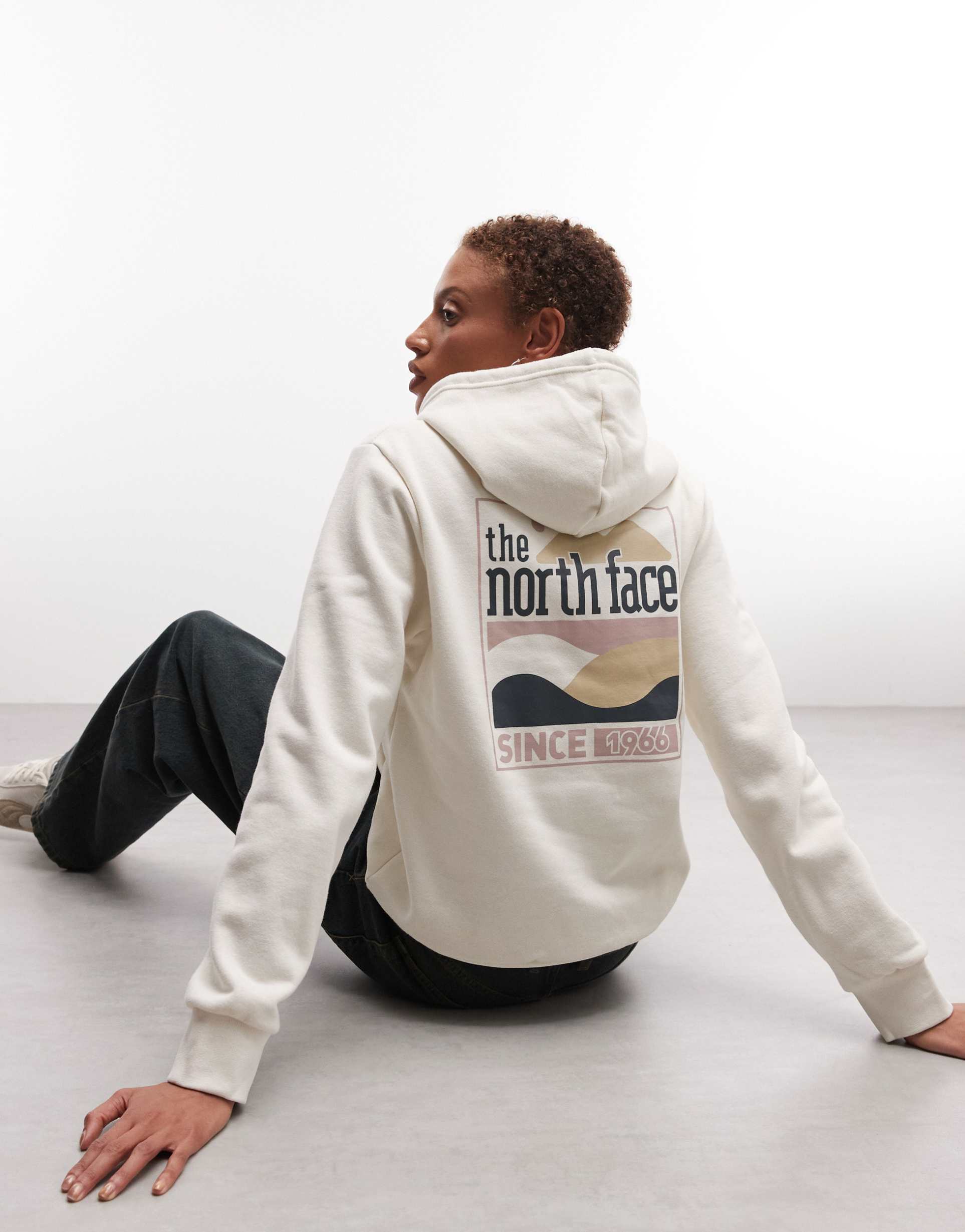 the north face exploring since '66 hoodie in white
