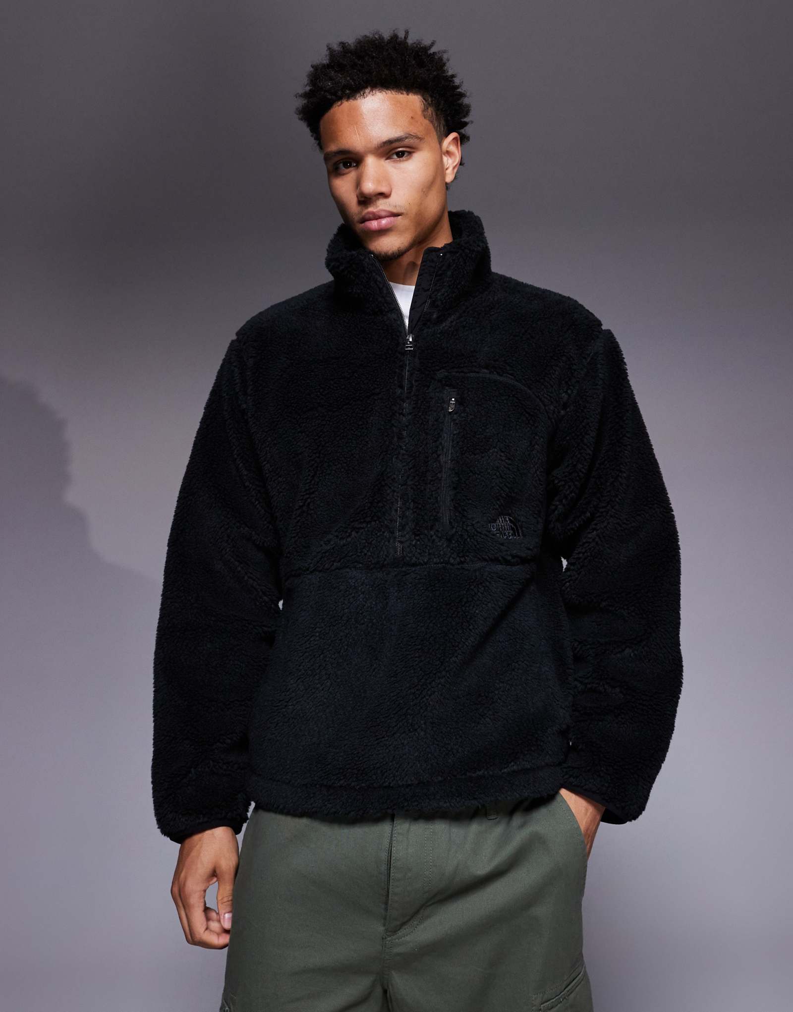 Куртка-пуловер с экстремальным ворсом The North Face черного цвета