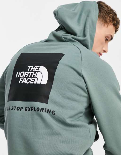 The North Face - Felpa verde con cappuccio, maniche raglan e dettaglio squadrato rosso