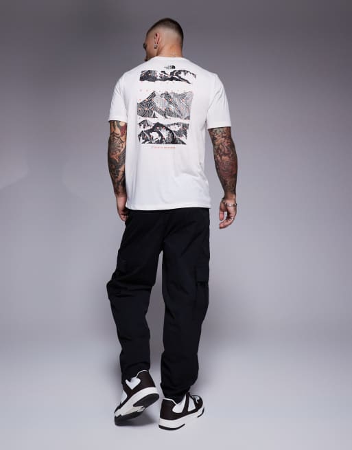 The North Face - Foundation - T-shirt color bianco sporco con stampa di montagne sul retro