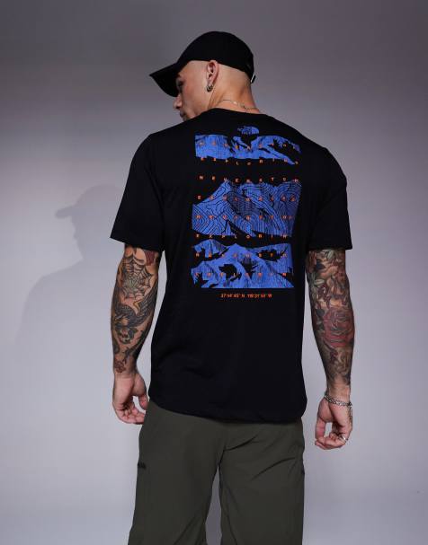 The North Face – Foundation – T-Shirt in Schwarz mit Bergwelt-Rückenprint - view 1
