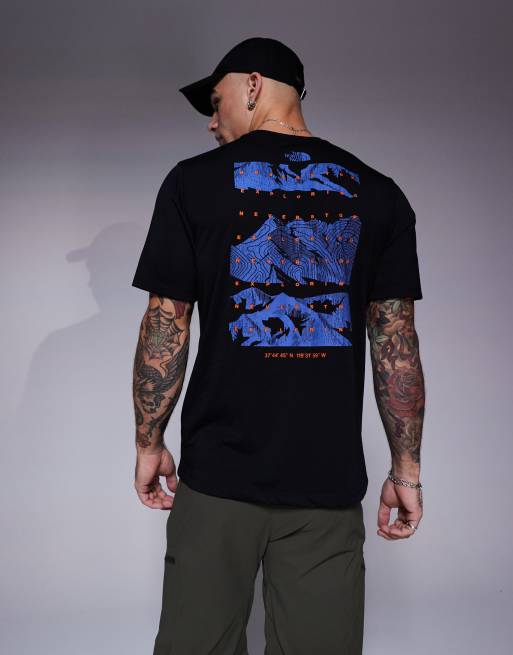 The North Face - Foundation - T-shirt nera con stampa di montagne sulla schiena