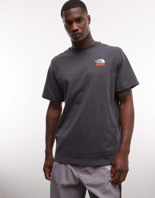 The North Face – Grå, avslappnad t-shirt med 1966-blomtryck baktill, 5 av 5