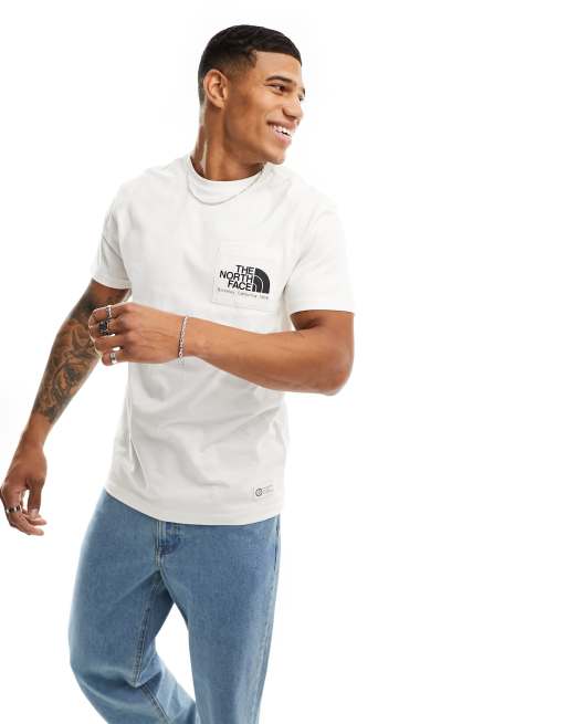 The North Face – Heritage Berkeley – T-Shirt in gebrochenem Weiß mit Brusttasche