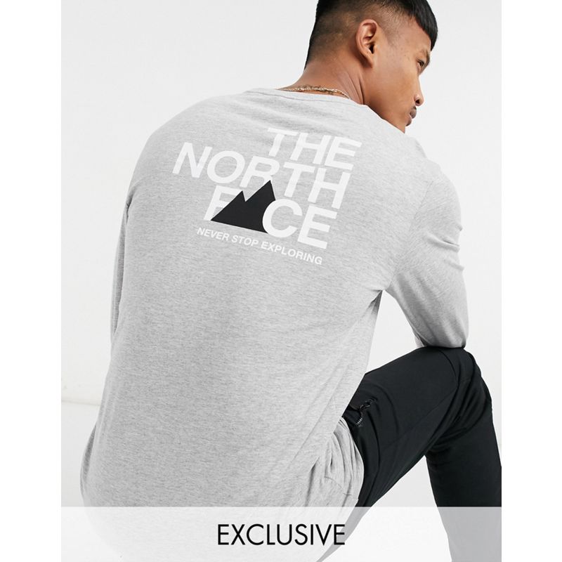 Designer  The North Face in esclusiva qui a - Letter - T-shirt a maniche lunghe con scritta sulla schiena, colore grigio 