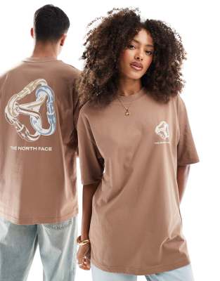 The North Face - Interlock Carabiner - Oversize-T-Shirt in Hellbraun mit Rückenprint