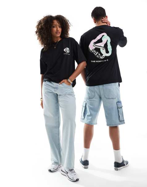 The North Face – Interlock Carabiner – Svart t-shirt i oversize med tryckta karbinhakar baktill - view 1