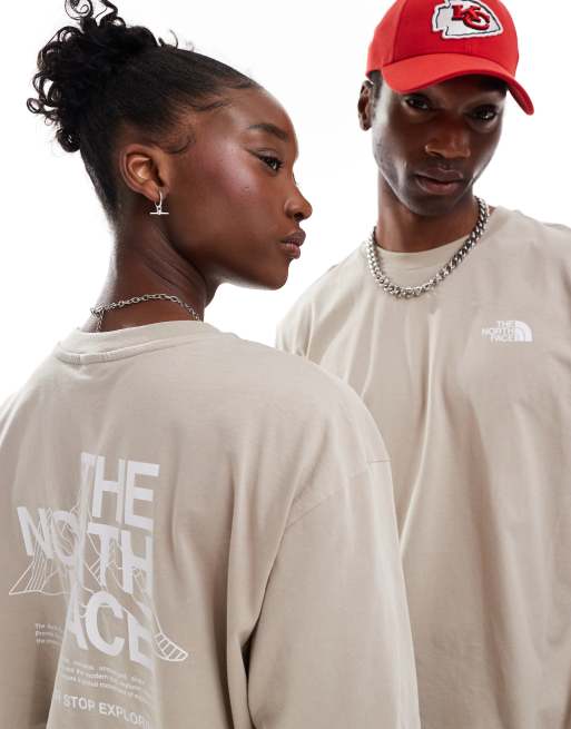 The North Face – Jasnobeżowy T-shirt oversize z nadrukiem rysunku gór na plecach