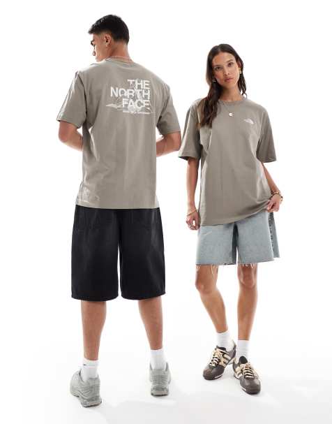 The North Face – Jasnobrązowy T-shirt oversize z nadrukiem rysunku gór na plecach - view 1