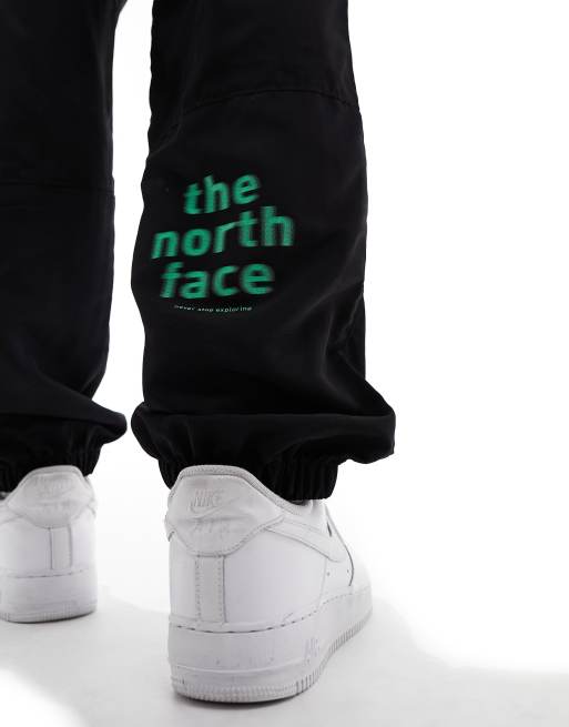 The North Face - Joggers ampi bianchi e neri in nylon, 2 di 5