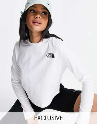 The North Face – Langärmliges Shirt mit kurzem Schnitt in Weiß, exklusiv bei ASOS