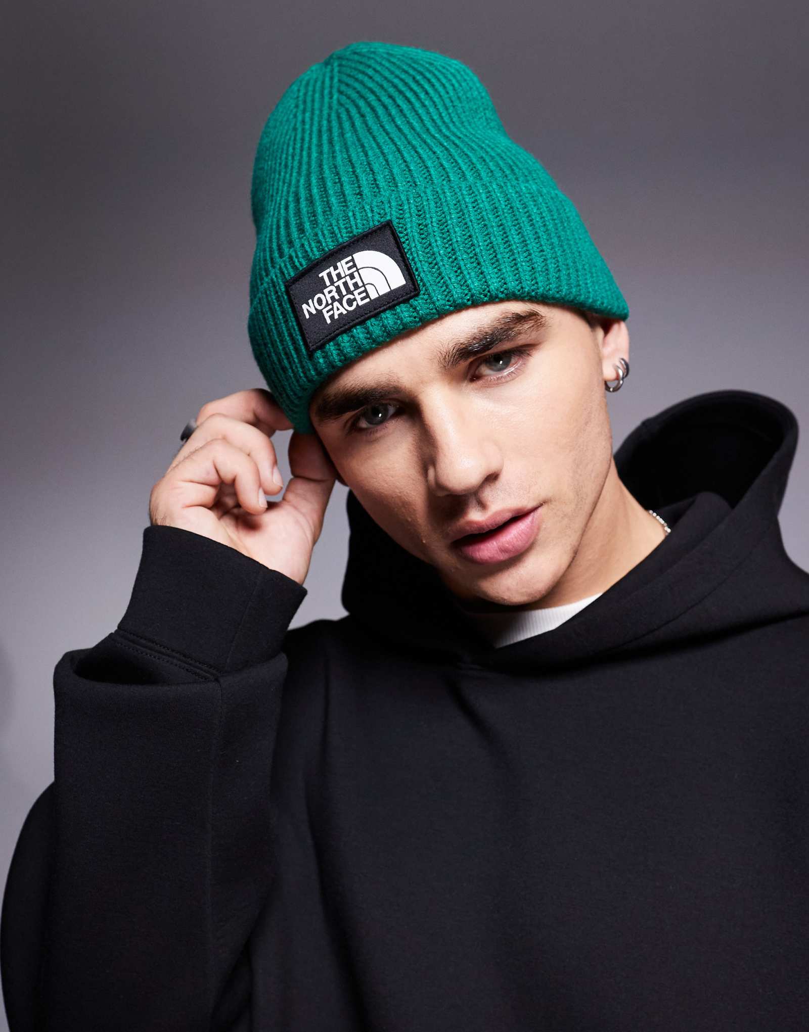 Шапка с манжетом с логотипом North Face зеленого цвета