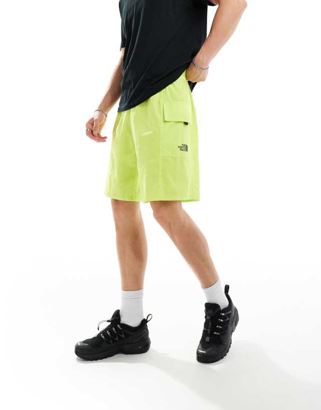 The North Face - logo pocket shorts in lime