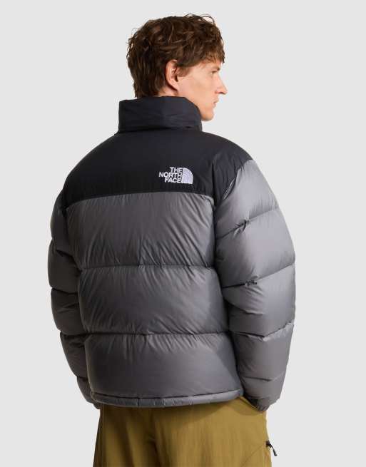 The North Face – M 1996 Retro Nuptse – Jacke in Smoked Pearl/TNF-Schwarz, 2 von 4
