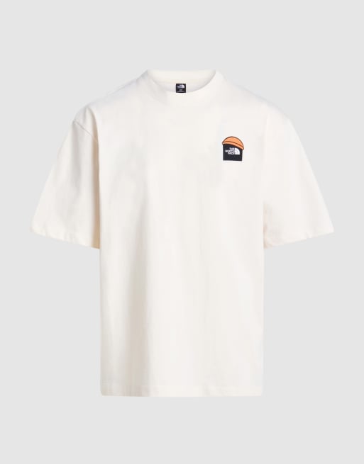 The North Face M carabiner beanie oversized ss tee in white dune/tnf white, 3 of 3