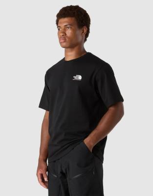 M NSE Repeat - Locker geschnittenes T-Shirt in TNF-Schwarz/TNF-Weiß Schwarz XS