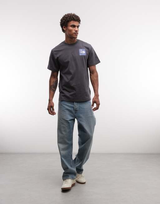 The North Face – Mountain Escape – Grå, avslappnad t-shirt med tryck baktill, 2 av 5
