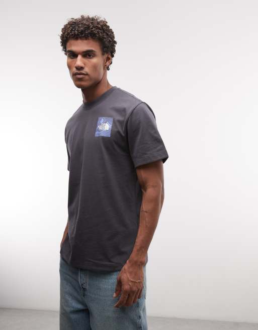 The North Face – Mountain Escape – Grå, avslappnad t-shirt med tryck baktill, 3 av 5