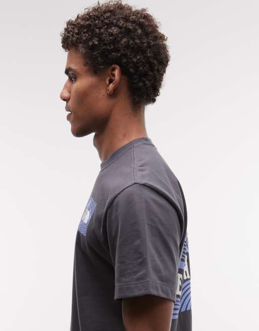 The North Face – Mountain Escape – Grå, avslappnad t-shirt med tryck baktill, 4 av 5
