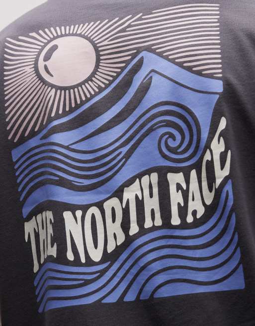 The North Face – Mountain Escape – Grå, avslappnad t-shirt med tryck baktill, 5 av 5