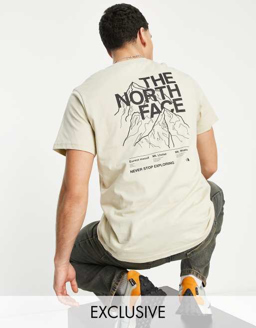 The North Face – Mountain Outline – Szarobeżowy T-shirt z nadrukiem gór na plecach – tylko w ASOS