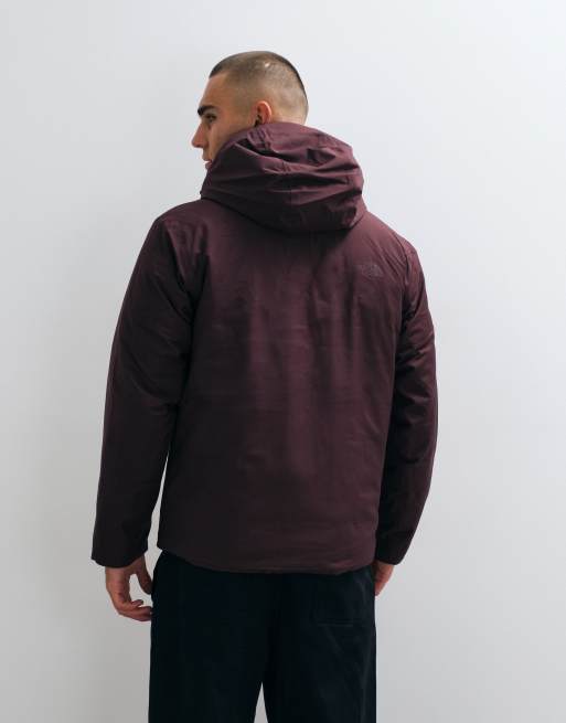 The North Face Mountain range donsjack met capuchon in diep bordeauxrood, 3 van 5