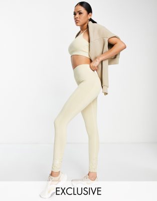 The North Face – Nahtlose Leggings in Beige, exklusiv bei ASOS 