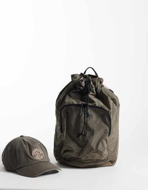 The North Face Never Stop cinch-pose i brun, 2 af 4