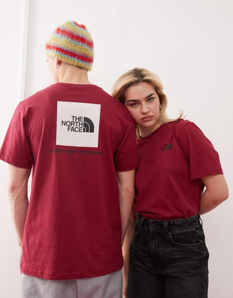 The North Face – NSE – Bordowy T-shirt z nadrukiem w ramce na plecach - view 1