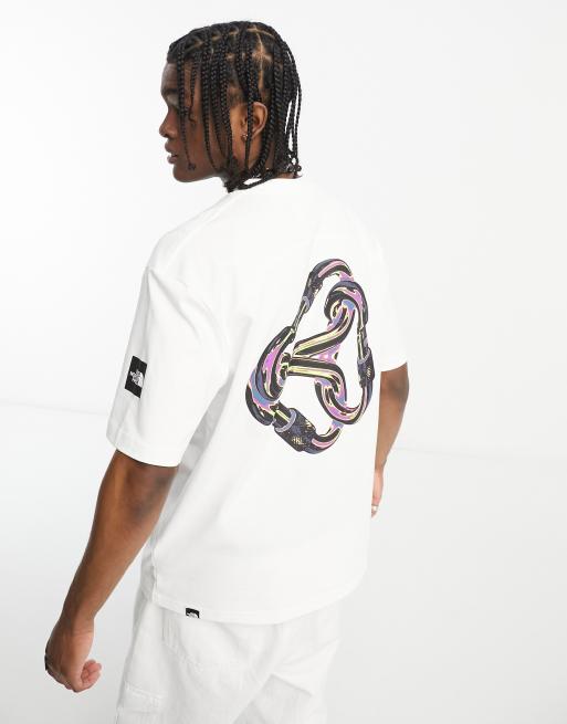 The North Face - NSE Carabiner - Kraftig oversized t-shirt med grafik på ryggen i hvid