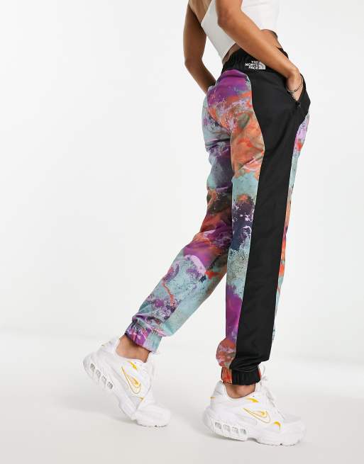 The North Face – NSE Dynaka – Jogginghose aus Webstoff in Blau mit verzerrtem Print