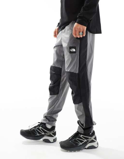 The North Face - NSE - Pantaloni antivento grigi e neri, 4 di 5