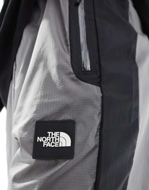 The North Face - NSE - Pantaloni antivento grigi e neri, 5 di 5