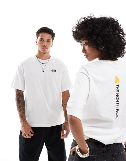 The North Face - NSE - T-shirt oversize bianca con stampa del logo verticale sul retro