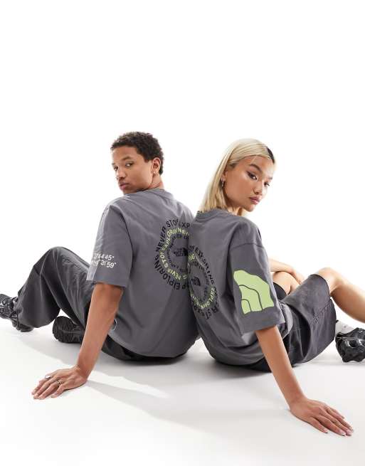 The North Face - NSE - T-shirt oversize color grigio scuro con logo e stampa sul retro