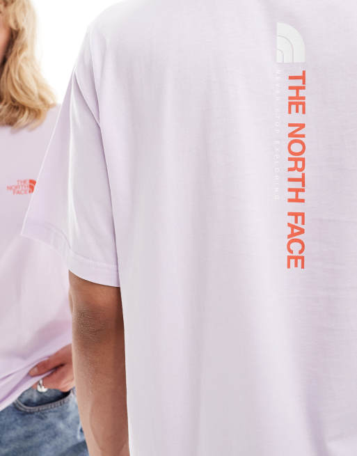 The North Face - NSE - T-shirt oversize lilla con stampa del logo verticale sul retro, 3 di 4