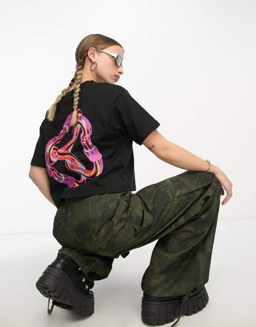 The North Face - NSE - T-shirt pesante nera squadrata con grafica con moschettoni sul retro
