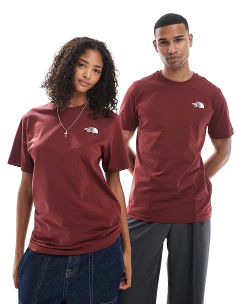 The North Face – NSE – Vinröd t-shirt i unisex-modell med boxlogga baktill - view 1