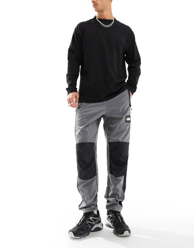 The North Face - nse wind sheel trousers in grey and black