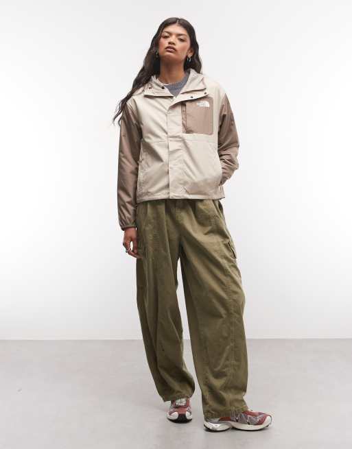 The North Face Nuketo vindjakke i brun og taupe, 2 af 4